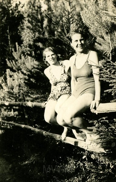 KKE 4762.jpg - Fot. Portret. Od lewej: pierwsza Jadwiga Siemaszko – mama Marii Jolanty Mierzejewskiej (z domu Jarzynowska) z Władką Kasperowicz – znajoma rodziny, Kochanówka, 1938 r.